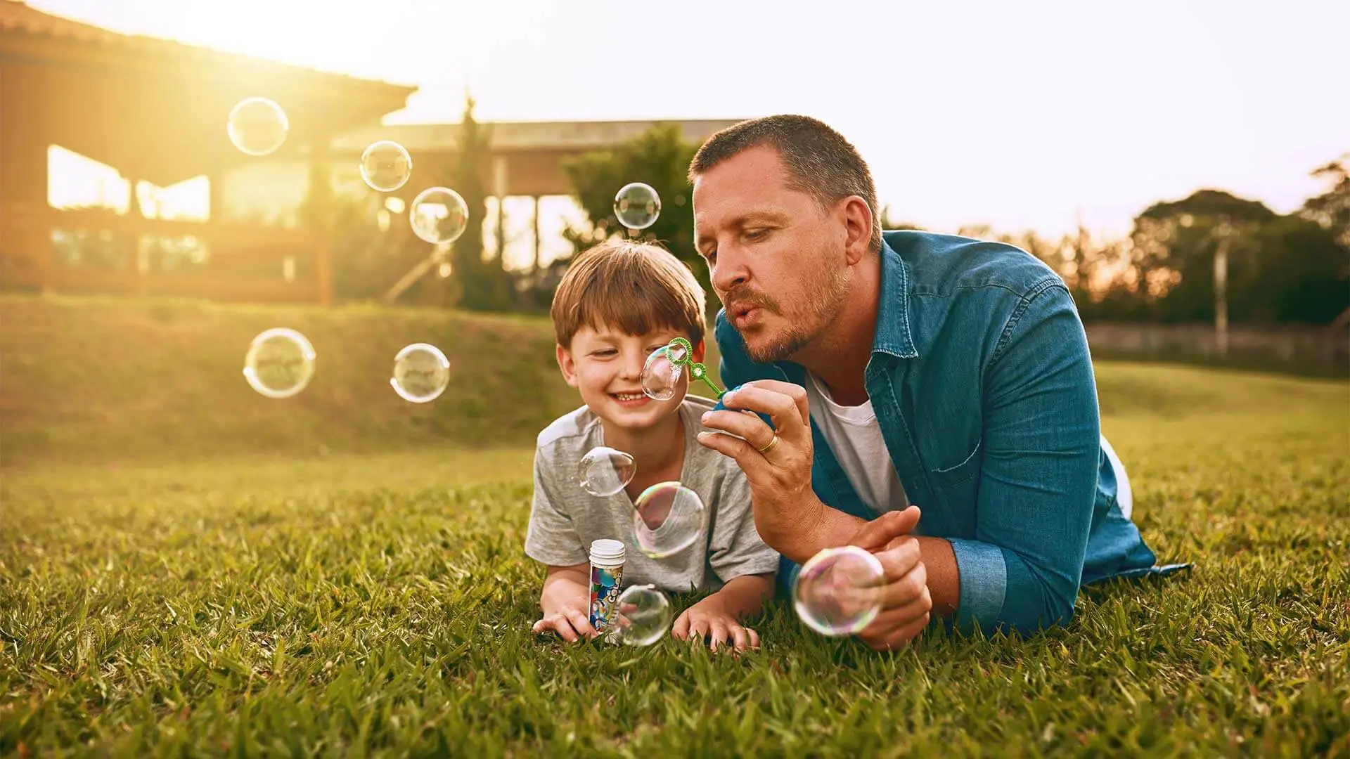 Vater spielt mit seinem Sohn im Garten